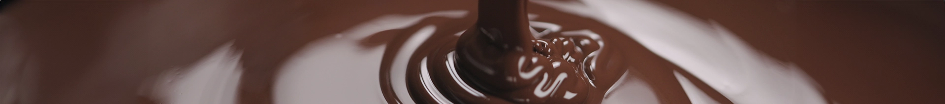 Banner para a categoria de chocolates com zoom em uma xícara de chocolate cremoso