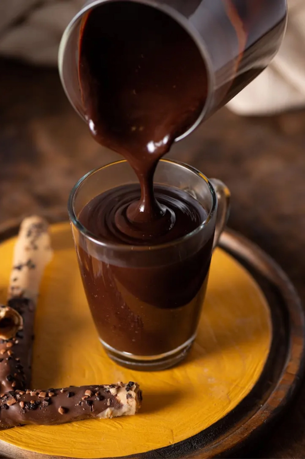 Chocolate sendo derramado em uma xicara