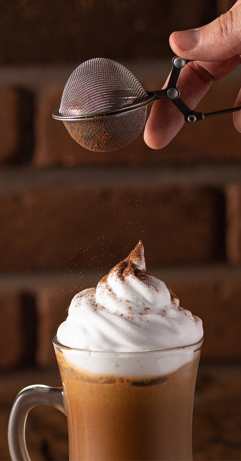 Chocolate sendo despejado no capuccino Netcoffee